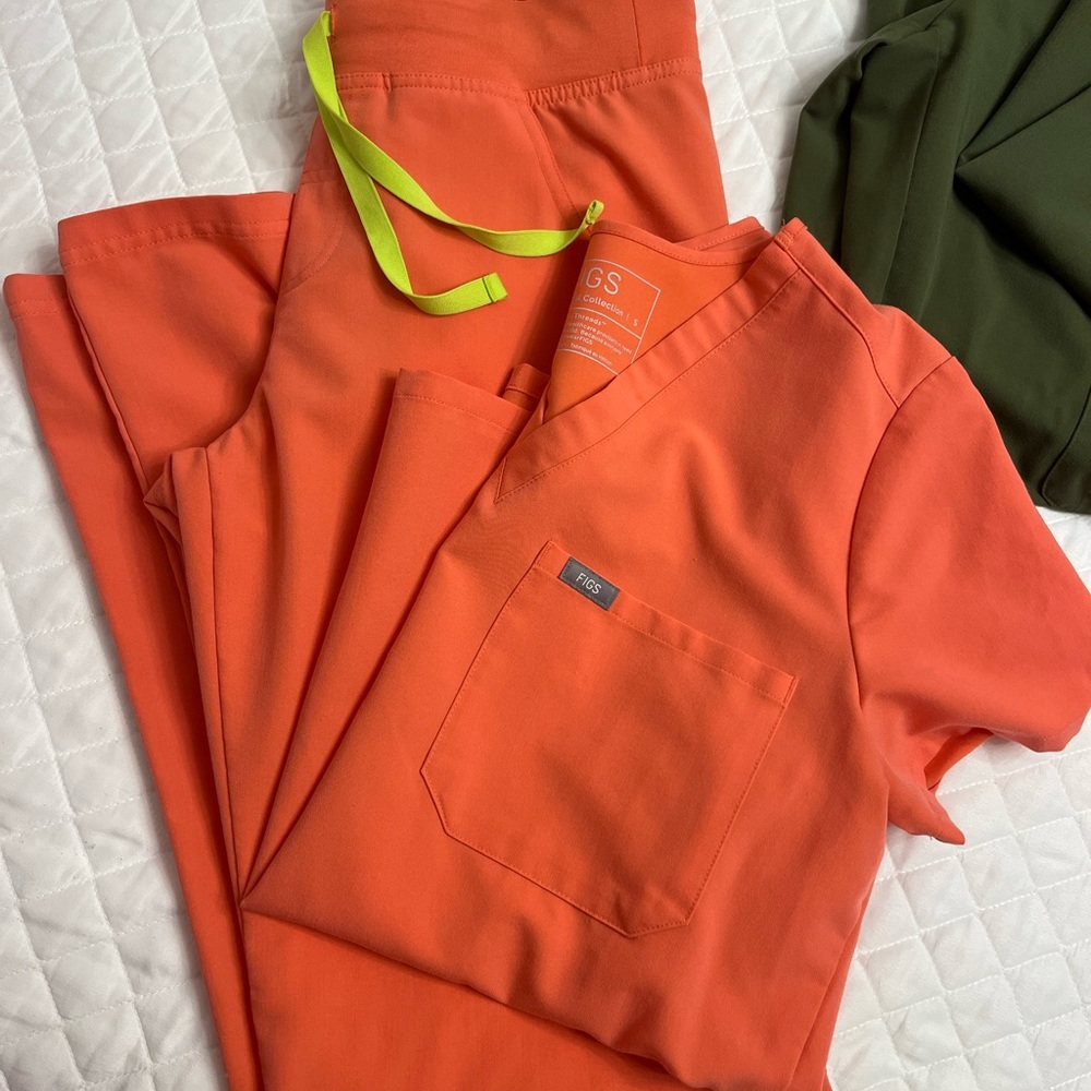 NWOT FIGS! Only tried on. Small Catarina top and small tall Kade cargo pants